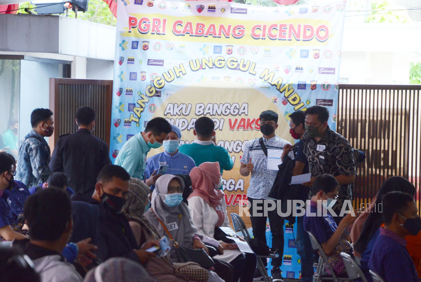Peserta berfoto usai vaksinasi kepada Pendidik dan Tenaga Kependidikan (PTK) di Halaman GBI Aruna, Jalan Aruna, Kota Bandung, Senin (19/4). Pemkot Bandung menargetkan proses vaksinasi Covid-19 bagi 36 ribu PTK selesai Mei 2021, sebagai persiapan Pembelajaran Tatap Muka (PTM) terbatas pada Juli 2021.