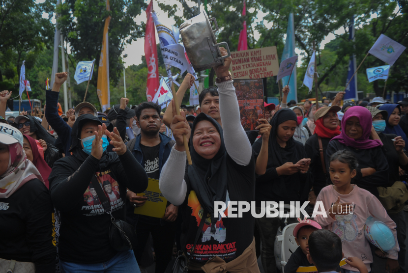 Tolak Penggusuran, Puluhan Emak-emak Geruduk Balai Kota Jakarta