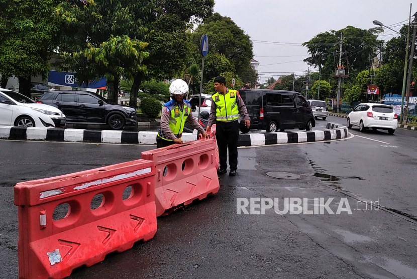 Polisi memasang barikade untuk pengalihan arus lalu lintas (ilustrasi)