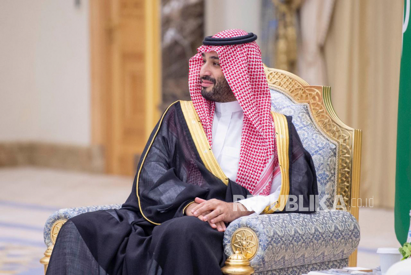 Foto selebaran yang disediakan oleh Pengadilan Kerajaan Saudi menunjukkan Putra Mahkota Saudi Mohammed bin Salman Al Saud. Putra Mahkota Arab Saudi Luncurkan Proyek Renovasi Masjid Bersejarah Tahap Kedua