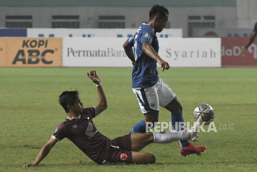 Pesepak bola Persib Bandung Febri Hariyadi(kanan berebut bola atas dengan dua pesepak bola PSM Makassar Rachman (kiri) pada lanjutan Liga 1 di Stadion Wibawa Mukti, Kabupaten Bekasi, Jawa Barat, Sabtu (2/10/2021). Pertandingan babak pertama berakhir dengan skor 0-0. 
