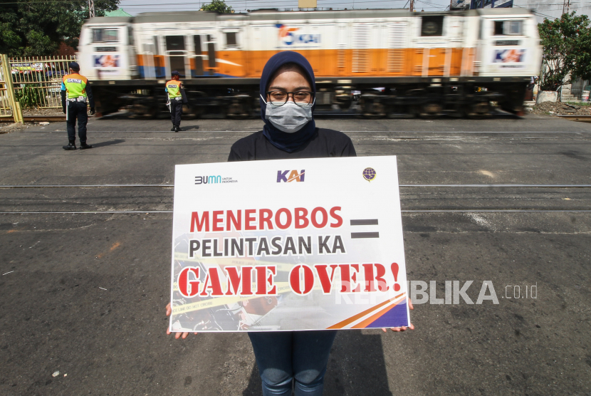 PT Kereta Api Indonesia (Persero) Daop 1 Jakarta meminta pengguna jalan dapat mentaati rambu di perlintasan sebidang.