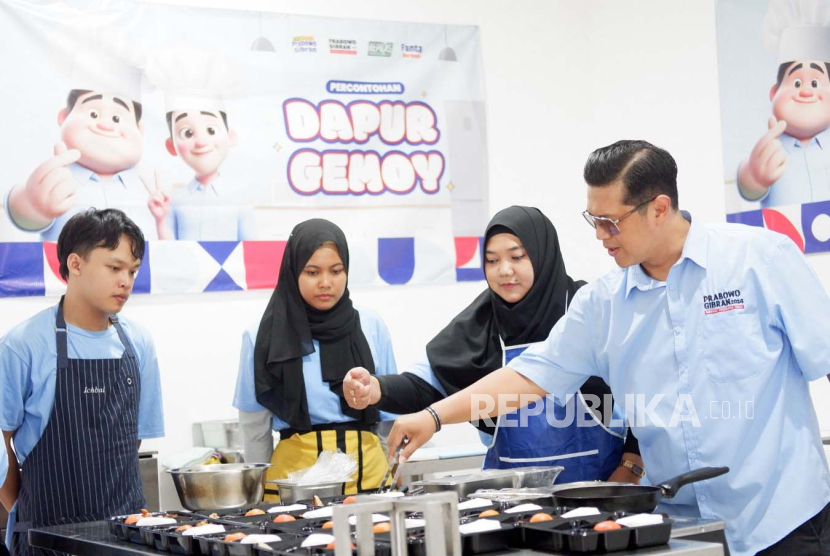 Tim Relawan Kampanye Nasional Prabowo-Gibran untuk Pemilih Muda atau yang biasa disebut TKN Fanta memperkenalkan percontohan dapur makan siang gratis untuk mendukung Program Makan Siang Gratis yang digagas Capres-Cawapres nomor urut 02. 