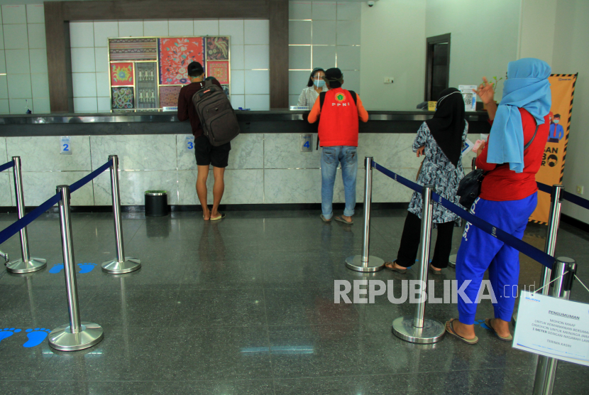 Sejumlah nasabah menunggu antrean di kantor Bank BRI,  di Mamuju  Sulawesi Barat, Rabu (27/1). PT Bank Rakyat Indonesia (Persero) Tbk mencatat penurunan jumlah restrukturisasi kredit dari debiturnya.