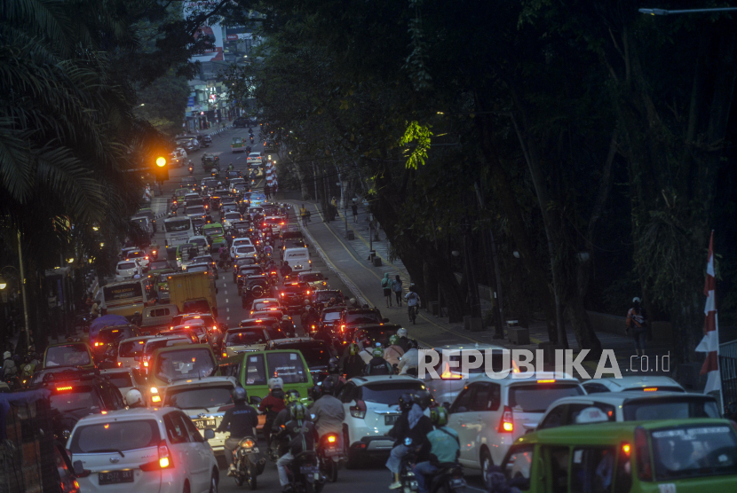 Sejumlah kendaraan terjebak kemacetan di Jalan Otista, Kota Bogor, Jawa Barat, Senin (9/8). Penelitian Global Traffic Scorecard 2021 menyatakan Kota Bogor merupakan kota termacet kelima di Indonesia.
