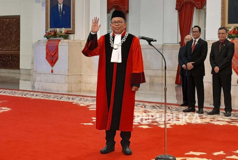 Presiden Joko Widodo (Jokowi) menyaksikan pengambilan sumpah jabatan Arsul Sani menjadi Hakim Konstitusi di Istana Negara, Jakarta Pusat, Kamis (18/1/2024). 