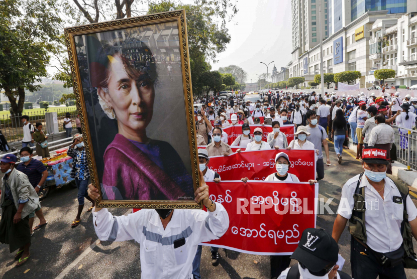  Demonstran memegang potret pemimpin sipil yang ditahan Aung San Suu Kyi selama protes menentang kudeta militer, di Yangon, Myanmar. Pemerintah militer Myanmar menuduh pemimpin yang digulingkan Aung San Suu Kyi menerima uang secara ilegal senilai 600 ribu dolar AS dan sejumlah emas saat berada di pemerintahan.