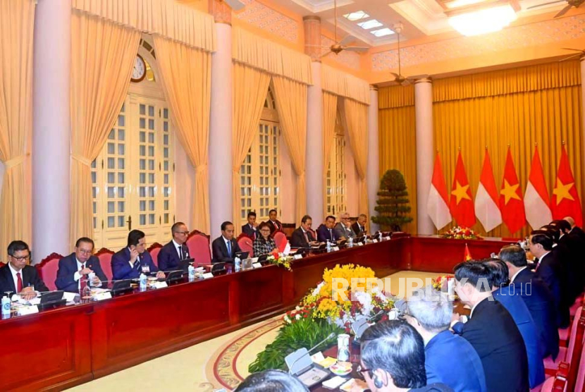 Presiden Joko Widodo saat melakukan pertemuan bilateral dengan Presiden Vietnam Vo Van Thuong di Istana Kepresidenan, Hanoi, Vietnam, Jumat (12/1/2024).