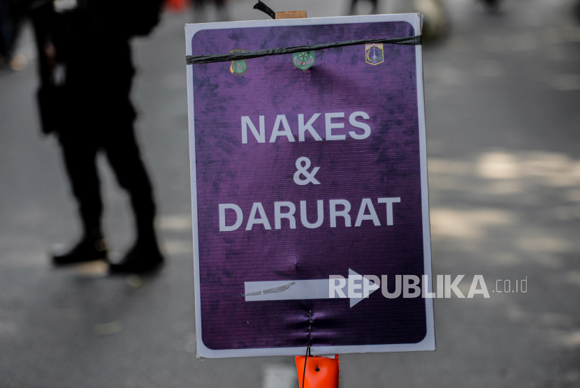 Petugas Kepolisian saat berjaga di posko penyeketan Lenteng Agung, Jakarta, Senin (12/7). Menurut Menko PMK Muhadjir Effendy, Presiden Joko Widodo (Jokowi) telah memutuskan memperpanjang PPKM Darurat hingga akhir Juli. (ilustrasi)
