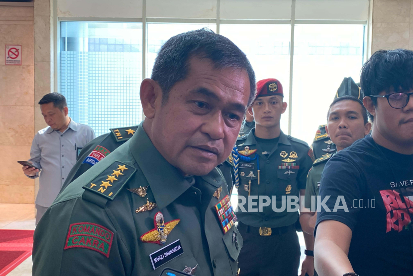 Kepala Staf Angkatan Darat (KSAD) Jenderal Maruli Simanjuntak menegaskan, tak ada prajurit TNI yang menjadi tentara bayaran di Ukraina, di Gedung Nusantara II, Kompleks Parlemen, Jakarta, Kamis (21/3/2024). 