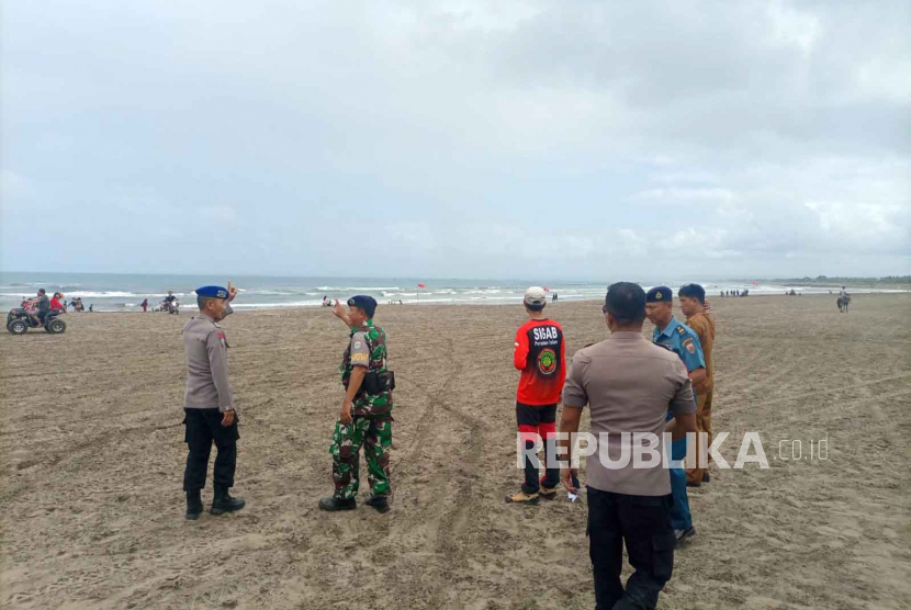 Tim SAR gabungan melakukan pencarian terhadap seorang wisatawan yang dilaporkan tenggelam di kawasan Pantai Pangandaran, Kabupaten Pangandaran, Jawa Barat, Senin (3/7/2023). 