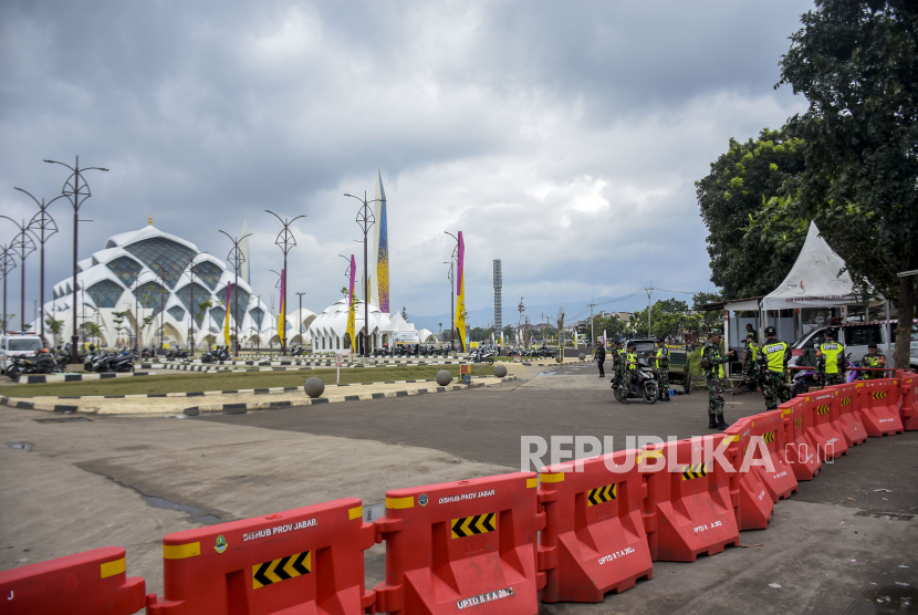 Anggota TNI berjaga di depan pintu masuk Masjid Raya Al Jabbar, Gedebage, Kota Bandung, Provinsi Jawa Barat, Senin (27/2/2023). Gubernur Ridwan Kamil tegaskan tidak ada acara di Masjid Al Jabbar sebelum 1 Ramadhan.