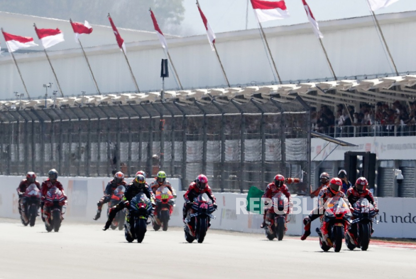 MotoGP riders speed their motorcycles during the Sprint Race for the Motorcycling Grand Prix of Indonesia at the Pertamina Mandalika International Circuit on Lombok island, Indonesia, 14 October 2023. The Motorcycling Grand Prix of Indonesia will take place on 15 October 2023.  