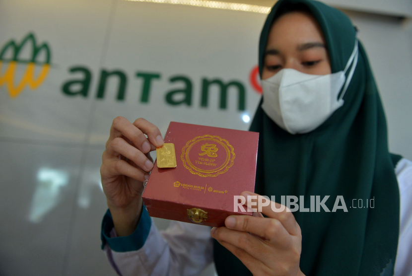 Petugas menunjukan emas batangan edisi imlek 2023 di Butik Emas Antam, Pulogadung , Jakarta, Senin (16/1/2023). Harga emas batangan dari logam mulia PT Aneka Tambang Tbk (Antam) naik Rp 3.000 per gram pada Selasa (21/2/2023). 