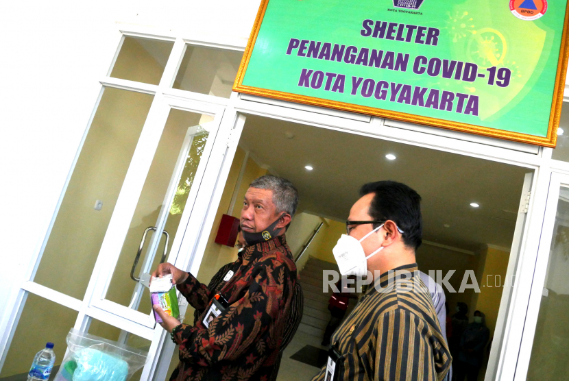 Wali Kota Yogyakarta Haryadi Suyuti (kiri) meninjau shelter khusus untuk pasien Covid-19 di Rusunawa Bener, Yogyakarta, Jumat (18/9). Pemerintah Kota Yogyakarta menyediakan ruang khusus pasien OTG atau pasien Covid-19 tanpa gejala. Memanfaatkan Rusunawa yang belum terpakai, shelter ini memiliki kapasitas 84 orang dan akan beroperasi mulai Senin (21/9) mendatang.