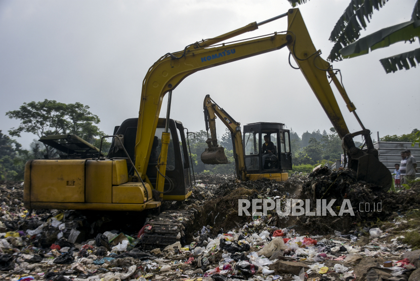 Pekerja menggunakan alat berat beraktivitas di area Tempat Pembuangan Akhir (TPA) Darurat Cicabe, Jatihandap, Kota Bandung, Jawa Barat.
