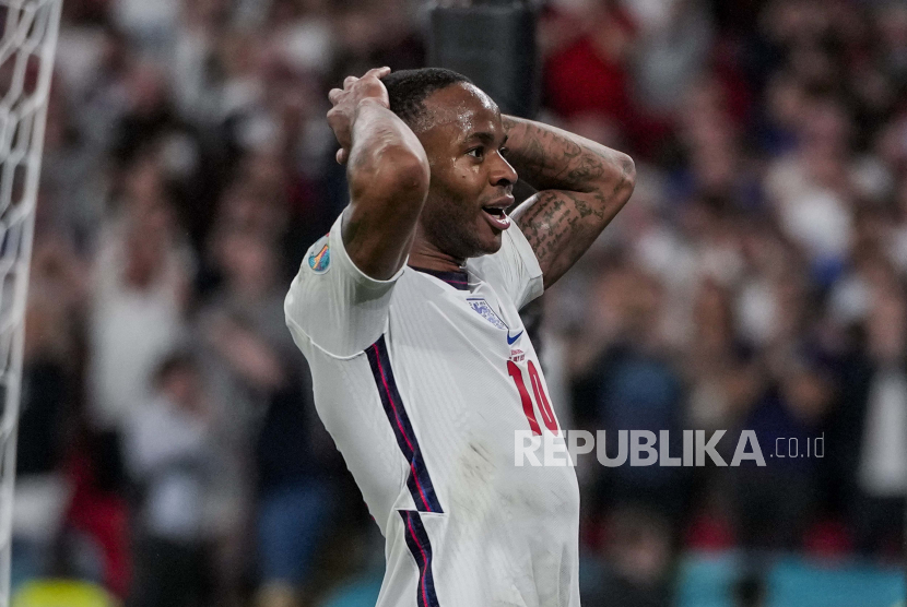 Reaksi pemain Inggris Raheem Sterling saat pertandingan semifinal kejuaraan sepak bola Euro 2020 antara Inggris dan Denmark di stadion Wembley di London, Rabu, 7 Juli 2021. 