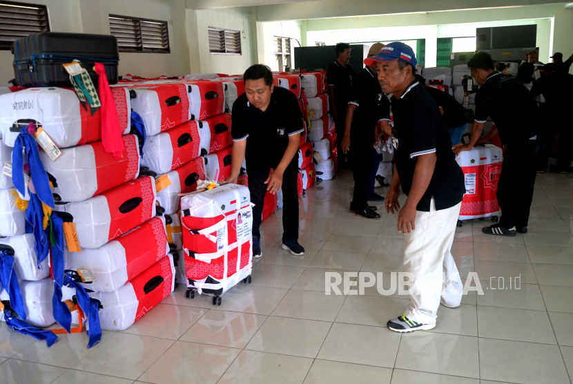 Petugas menyusun koper jamaah calon haji di Asrama Haji Donohudan, Boyolali, Jawa Tengah. 