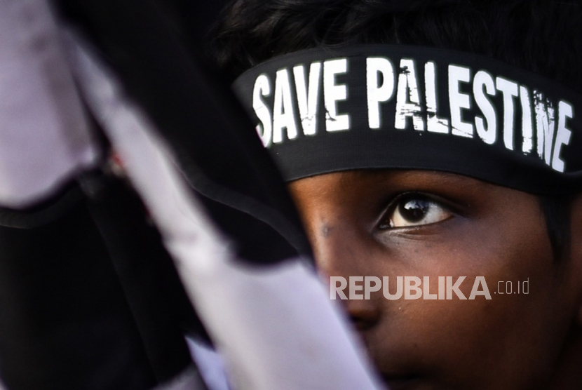 A Muslim boy wears a pro-Palestinian headband as he participates in a demonstration against the USA for supporting Israel against the Palestinians amid the ongoing conflict between Israel and Hamas, in Chennai, India, 17 October 2023. Thousands of Israelis and Palestinians have died since the militant group Hamas launched an unprecedented attack on Israel from the Gaza Strip on 07 October 2023, leading to Israeli retaliation strikes on the Palestinian enclave.  