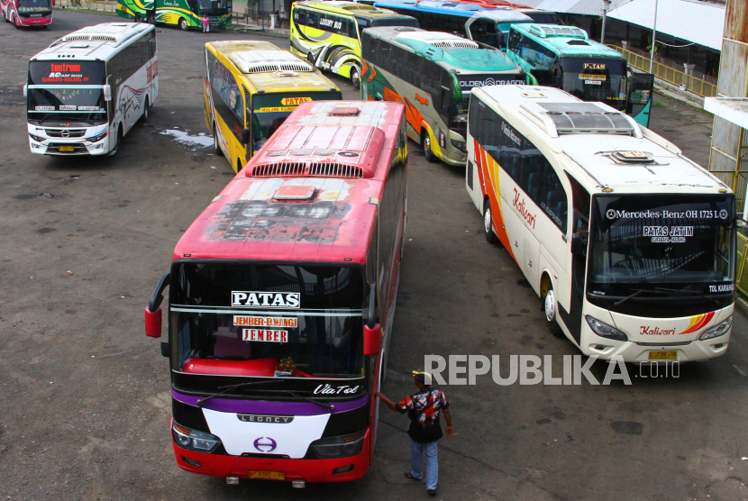 Seorang kondektur bus bersiap menaiki bus di jalur Antar Kota Dalam Provinsi (AKDP) di Terminal Arjosari, Malang, Jawa Timur, Selasa (26/4/2022). Unit Pengelola Teknis (UPT) Terminal Arjosari mencatat sejak dua hari terakhir jumlah penumpang yang berangkat dari terminal bus tersebut sudah mulai mengalami peningkatan yakni dari 1.720 orang per hari menjadi 2.335 orang per hari atau meningkat sekitar 35 persen. 