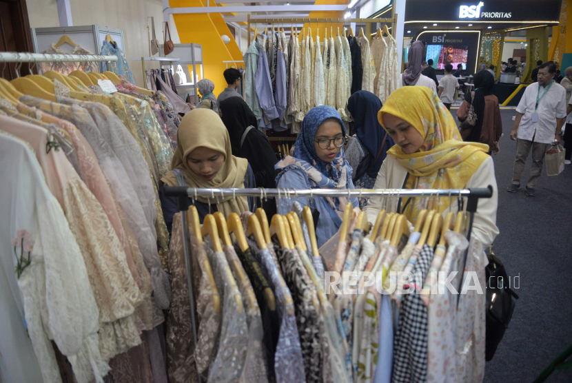 Pengunjung melihat produk yang dijual dalam acara BSI International Expo 2024 di Jakarta Convention Center (JCC), Senayan, Jakarta, Kamis (20/6/2024). 