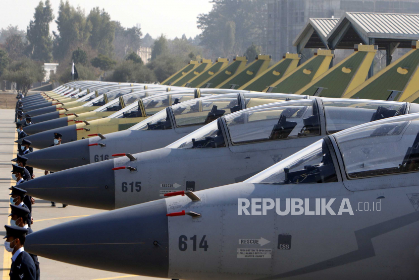  Jet tempur JF-17 Thunder kursi ganda, produk dari usaha patungan antara Pakistan Aeronautical Complex (PAC), dan Kamra China dan Chengdu Aircraft Industry Corporation (CAC), terlihat di Pakistan Aeronautical Complex setelah dikirim oleh China, di Kamra, Pakistan, 30 Desember 2020. Jet tempur dua kursi rancangan China yang diproduksi bersama oleh Pakistan itu dimasukkan ke dalam armada PAF pada 30 Desember.