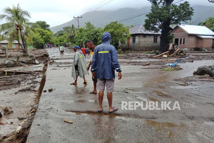 Warga memeriksa kerusakan di desa yang terkena banjir di Ile Ape, di Pulau Lembata, provinsi Nusa Tenggara Timur, Ahad (4/4). 