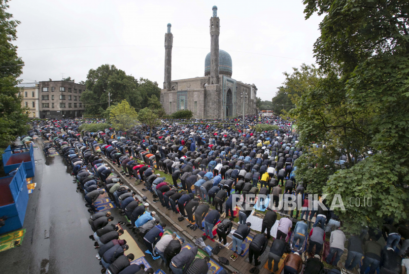 Umat Muslim berdoa di luar masjid ketika mereka merayakan Idul Adha, yang oleh umat Islam di Rusia disebut Kurban-Bairam di St.Petersburg, Rusia, Jumat pagi, 31 Juli 2020. Liburan Muslim utama, pada akhir haji haji ke Mekah , diamati di seluruh dunia oleh orang percaya dan memperingati janji Abraham untuk mengorbankan putranya sebagai tindakan kepatuhan kepada Allah. Sekilas Sejarah Islam di Rusia