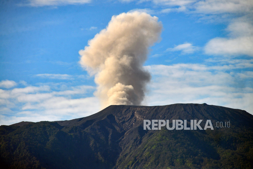 Gunung Marapi meletus (ilustrasi). Ahli geologi menduga letusan Gunung Marapi tersebut dipicu oleh tingginya intensitas curah hujan yang menghujani dapur magma gunung api tersebut.