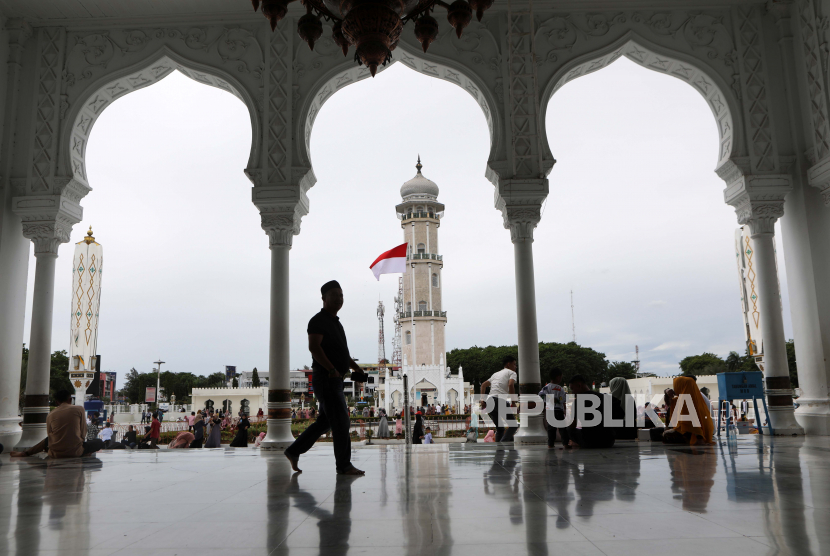 Umat islam berkumpul di Masjid Raya Baiturrahman di Banda Aceh, Indonesia. Konsep wisata halal akan semakin populer. (ilustrasi)