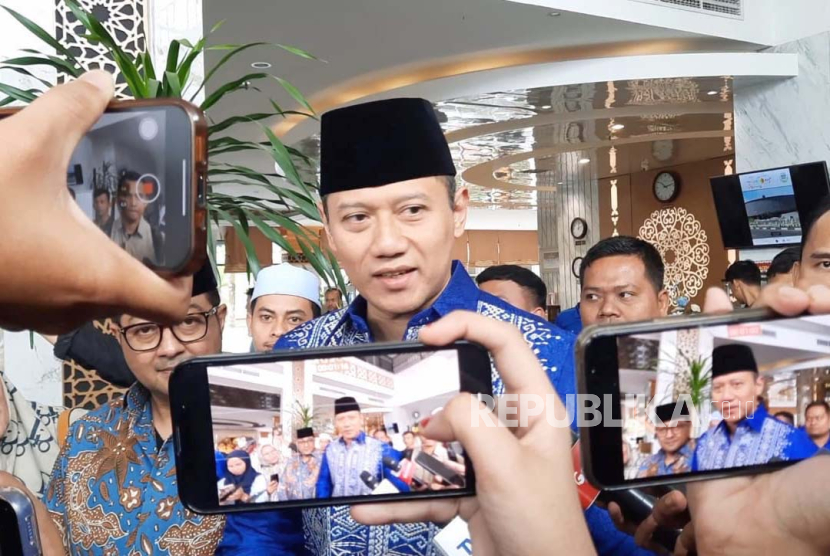 Ketua Umum Partai Demokrat, Agus Harimurti Yudhoyono (AHY) ketika diwawancarai wartawan jelang acara Silaturahmi Ulama dan Tokoh Masyarakat Aceh - Mengenang 19 Tahun Tsunami Aceh di Kota Banda Aceh, Selasa (26/12/2023).