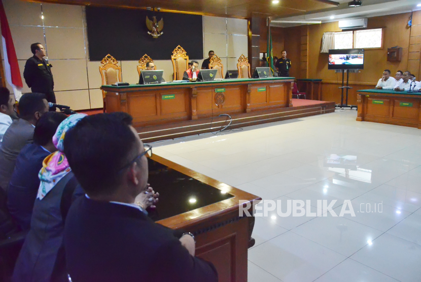 Hakim tunggal Eman Sulaeman menmacakan putusan saat sidang putusan Praperadilan Pegi Setiawan di Pengadilan Negeri Bandung, Jalan LRE Martadinata, Kota Bandung, Senin (8/7). Dalam sidang tersebut hakim Eman Sulaeman memutuskan penetapan tersangka terhadap pemohon berdasarkan surat ketetapan atas nama Pegi Setiawan dinyatakan tidak sah dan batal demi hukum.