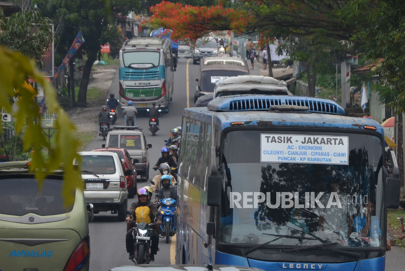 Arus lalu lintas padat merayap di Jalan Bandrek, Lewo, Kabupaten Garut, Jawa Barat, Sabtu (6/4/2024). Diperkirakan volume kendaraan arus mudik yang melewati jalur Selatan akan terus meningkat pada malam hari.