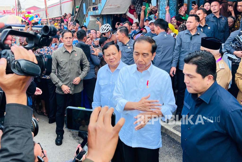 Presiden Jokowi didampingi Menteri BUMN Erick Thohir dan Menteri Pertahanan Prabowo Subianto.