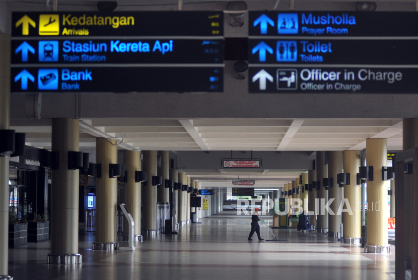 Petugas membersihkan area selasar di terminal kedatangan domestik, Bandara Internasional Minangkabau (BIM), Padangpariaman, Sumatera Barat. Sejak dua bulan terakhir, aktivitas di BIM landai.