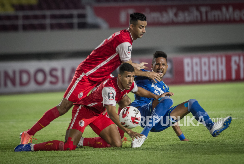 Pemain Persib Bandung Wander Luis (kanan) berebut bola dengan dua pemain Persija Jakarta Yann Motta (kedua kiri) dan Otavio Dutra (kiri) pada pertandingan leg dua Final Piala Menpora di Stadion Manahan, Solo, Jawa Tengah, Minggu (25/4/2021). 