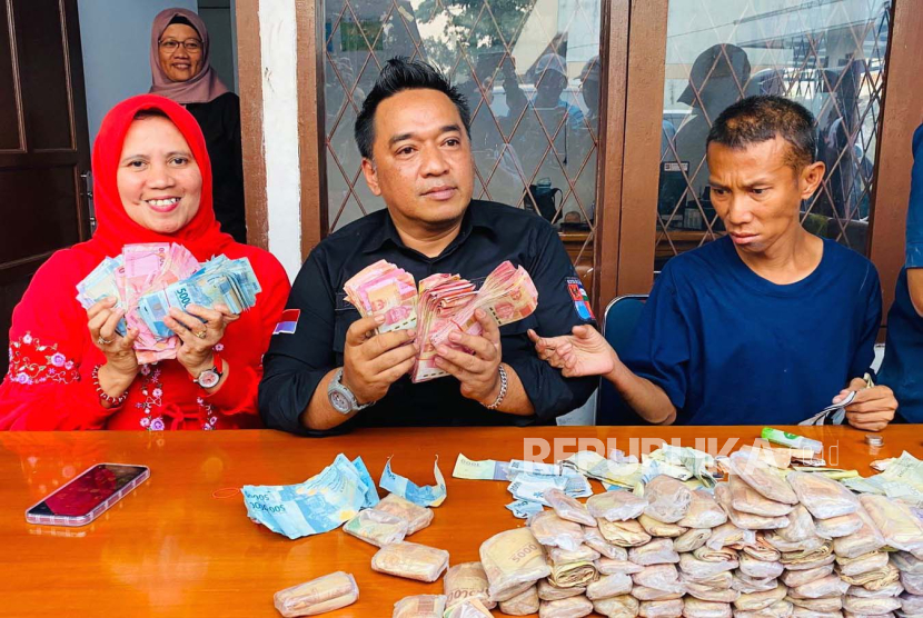 Dinas Sosial Kota Bogor menjaring seorang pengemis tanpa identitas, yang membawa uang sebanyak sekitar Rp 50 juta, Kamis (31/8/2023). 