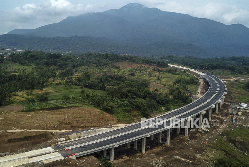 Volume kendaraan yang melintasi Tol Cileunyi-Sumedang-Dawuan (Cisumdawu), Kabupaten Sumedang, Jawa Barat, saatarus balik Lebaran 2023 lebih tinggi dibandingkan saat arus mudik.