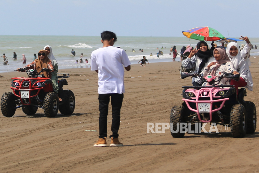 Sejumlah pengunjung mengendarai wahana motor ATV (All Terrain Vehicle) di pesisir pantai Bantayan Desa Ulee Rubek, Seuneudon, Aceh Utara, Aceh.
