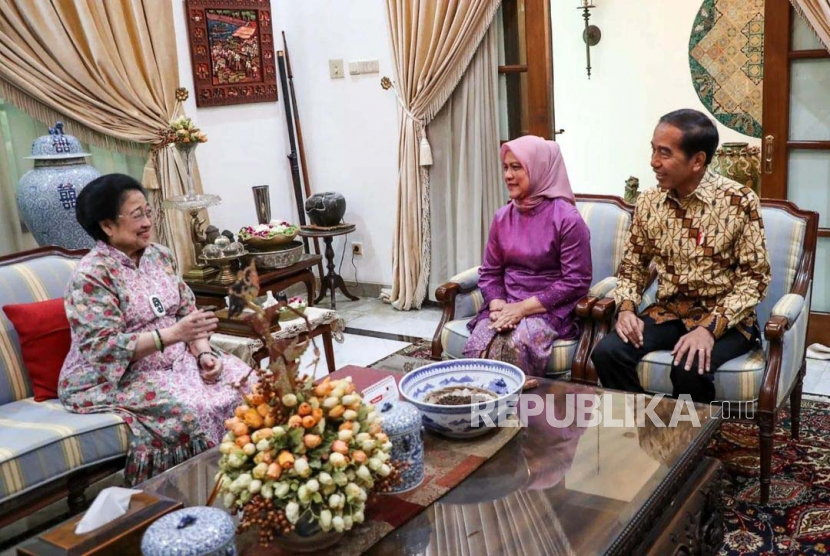 Ketua Umum Partai Demokrasi Indonesia Perjuangan (PDIP) yang juga Presiden ke-5 Republik Indonesia Megawati Soekarnoputri menerima silaturahim dari Presiden Joko Widodo (Jokowi) di kediamannya, Jakarta, Kamis (27/4).