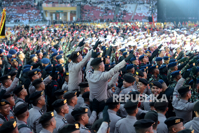 Sejumlah personel Polisi bernyanyi usai mengikuti upacara peringantan Hari Bhayangkara Ke-77 di Stadion Utama Gelora Bung Karno (SUGBK), Jakarta, Sabtu (1/7/2023). 