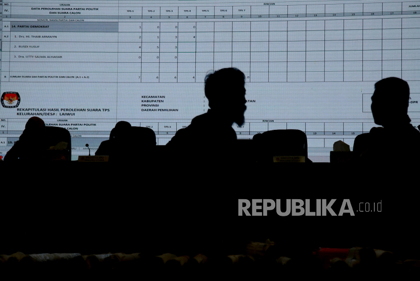 Petugas KPU mengamati layar monitor saat berlangsungnya penghitungan ulang plano C-hasil pada rapat pleno terbuka rekapitulasi hasil penghitungan perolehan suara 2024 tingkat Provinsi. (Ilustrasi)