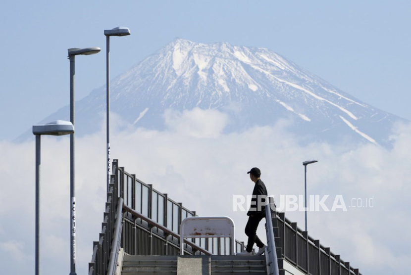 Wisatawan berfoto di Fujisan Yumeno Ohashi atau Jembatan Impian Besar Gunung Fuji. Kondominium mewah yang menghalangi pemandangan Gunung Fuji akan dirobohkan. (ilustrasi).