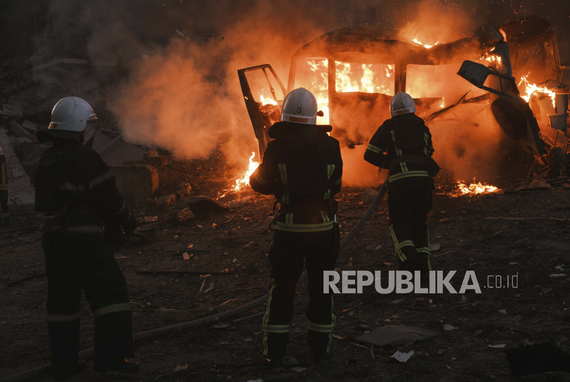 Kobaran api menghanguskan lima rumah di wilayah padat penduduk di Pasirkoja, Kota Bandung, Sabtu (25/6/2022). 