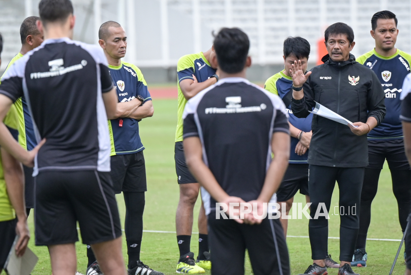 Pelatih Timnas Indonesia U-20 Indra Sjafri (kedua kanan) memberikan arahan kepada anak asuhnya pada sesi latihan di Stadion Madya, Kompleks Gelora Bung Karno, Senayan, Jakarta, Rabu (5/2/2025). Latihan tersebut untuk persiapan menghadapi pertandingan Piala Asia U-20 2025 pada 12 Februari 2025 di China. 