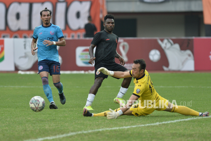 Penyerang Persija Jakarta Ricky Ricardo Cristian Cawor (hitam) mengecoh penjaga gawang Sabah FC Khairul Fahmi saat pertandingan persahabatan di Stadion Patriot Chandrabhaga, Bekasi, Jawa Barat, Ahad (5/6/2022). Pertandingan berakhir dengan skor 2-1 untuk kemenangan Sabah FC.