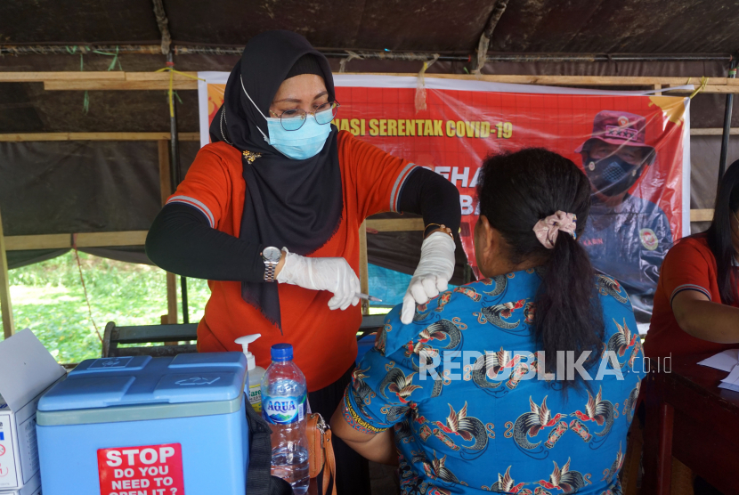 Petugas Kesehatan menyuntikan vaksin dosis tiga kepada warga (ilustrasi). Dinas Perhubungan Provinsi Nusa Tenggara Timur mengimbau masyarakat terutama pelaku perjalanan untuk proaktif mendapatkan vaksin penguat atau booster mengingat pandemi Covid-19 masih merebak di Indonesia.