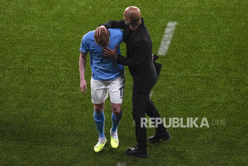 Gelandang Manchester City, Kevin De Bruyne (kiri), saat mengalami cedera Agustus 2023 lalu.