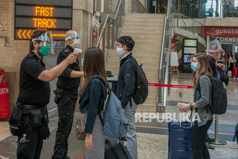 Penumpang diperiksa saat tiba di Stasiun Pusat untuk naik kereta setelah pembukaan kembali perbatasan regional di tengah pelonggaran pembatasan selama Fase 2 darurat coronavirus, di Milan, Italia, 03 Juni 2020.