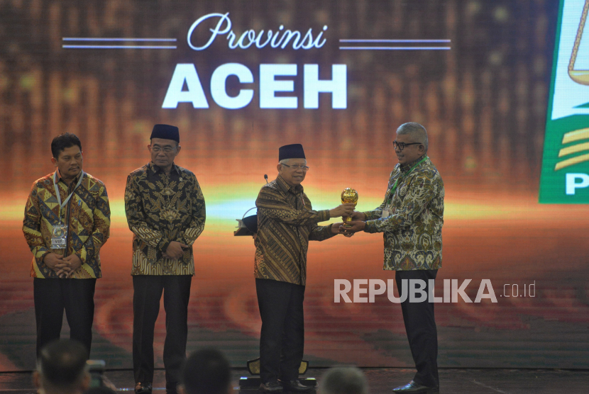 Wakil Presiden Maruf Amin menyerahkan penghargaan Universal Health Coverage (UHC) Awards 2024 disaksikan Menko PMK Muhadjir Effendy dan Direktur Utama BPJS Kesehatan Ghufron Mukti.